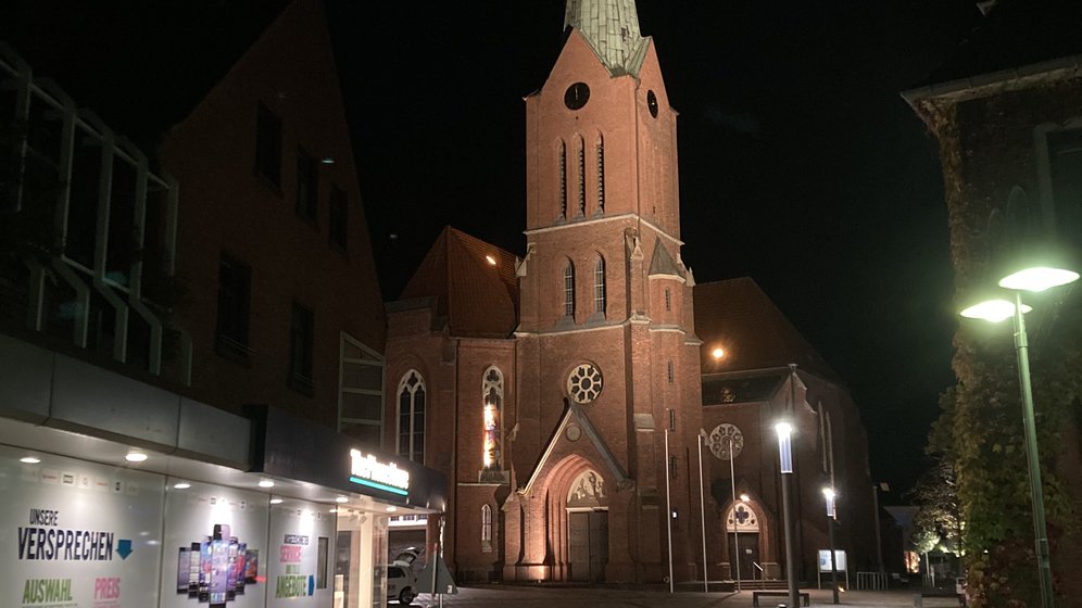 Ein Foto der Kirche bei Dunkelheit