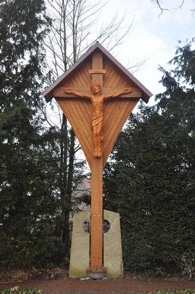 Das Holzkreuz auf dem Friedhof Altenoythe