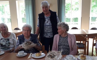 Elisabeth Flatken und Gesina Witte haben viele Jahre beim Seniorenkaffee mitgewirkt. Für die geleistete Arbeit bedankt sich Maria Hömmen mit einem Geschenk